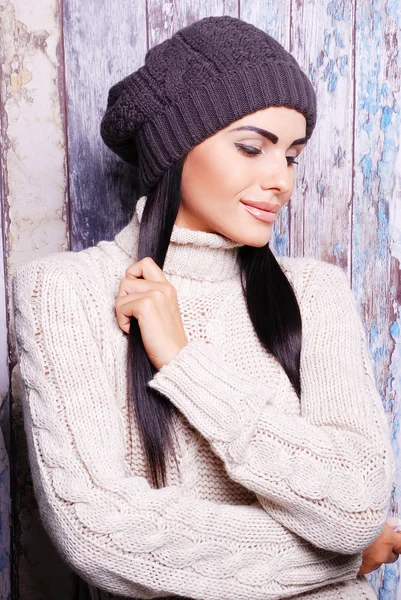 Bruna donna in inverno cappello — Foto Stock