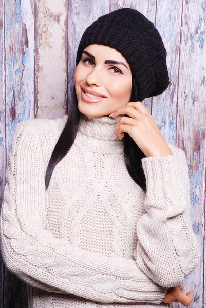 Bruna donna in inverno cappello — Foto Stock