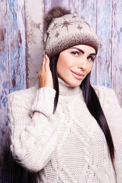 Brunette vrouw in winter hoed — Stockfoto