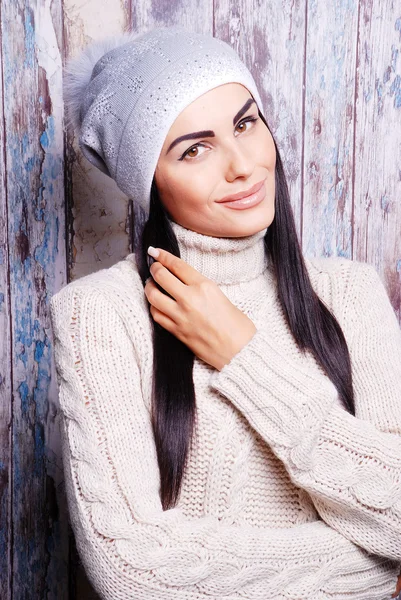 Brunette femme en chapeau d'hiver — Photo