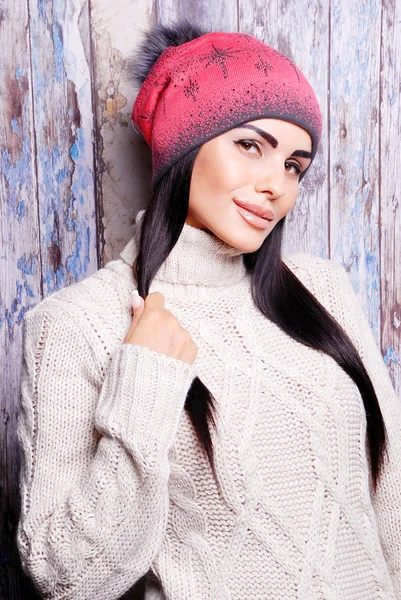 Mujer morena en sombrero de invierno —  Fotos de Stock