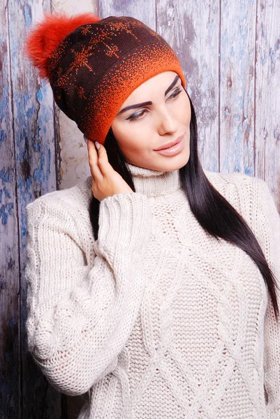 Bruna donna in inverno cappello — Foto Stock