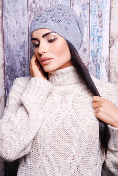 Brunette woman in winter hat — Stock Photo, Image