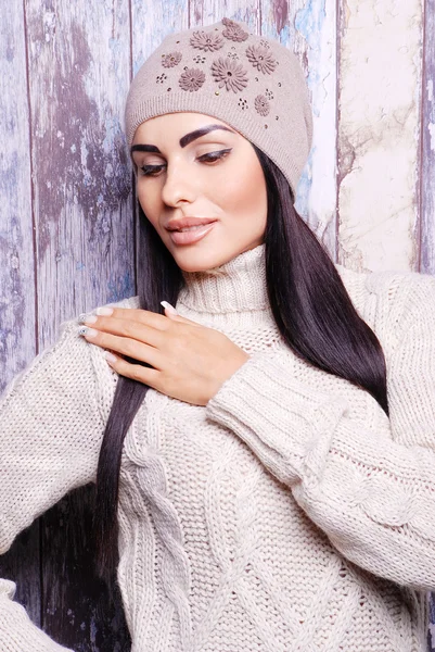 Bruna donna in inverno cappello — Foto Stock
