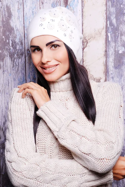 Bruna donna in inverno cappello — Foto Stock