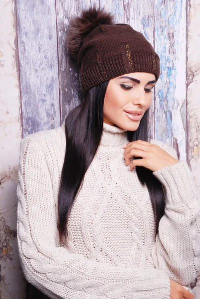 Mujer morena en sombrero de invierno — Foto de Stock