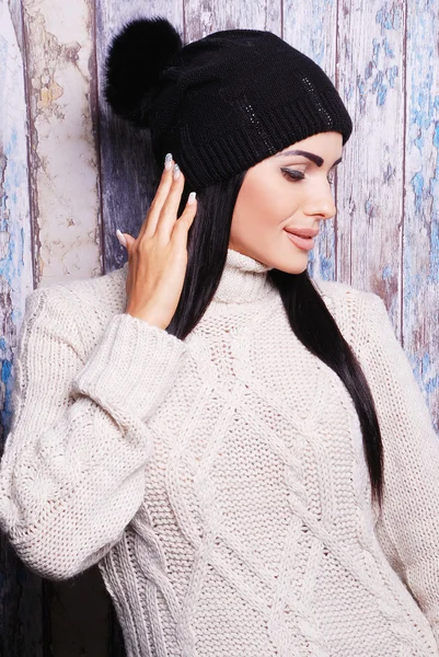 Μελαχρινή γυναίκα με καπέλο χειμώνα — Φωτογραφία Αρχείου
