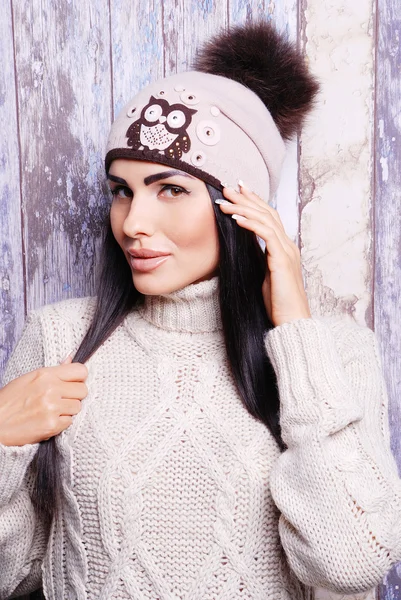 Mujer morena en sombrero de invierno — Foto de Stock