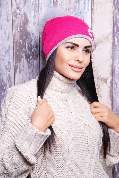 Brunette woman in winter hat — Stock Photo, Image