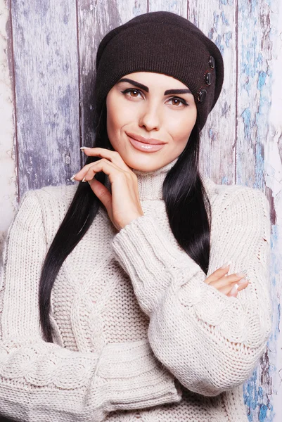 Brunette woman in winter hat — Stock Photo, Image