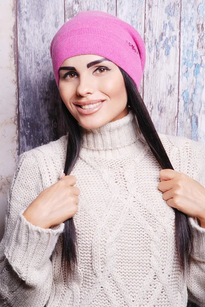 Bruna donna in inverno cappello — Foto Stock