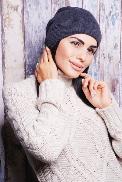 Brunette woman in winter hat — Stock Photo, Image