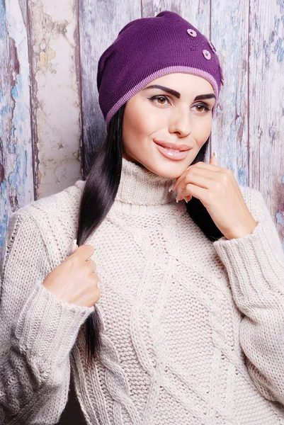 Mujer morena en sombrero de invierno —  Fotos de Stock