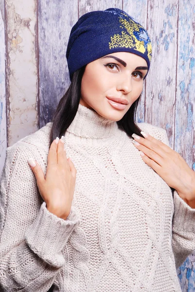 Bruneta žena v zimní čepice — Stock fotografie