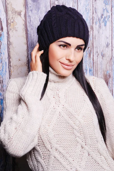 Bruna donna in inverno cappello — Foto Stock