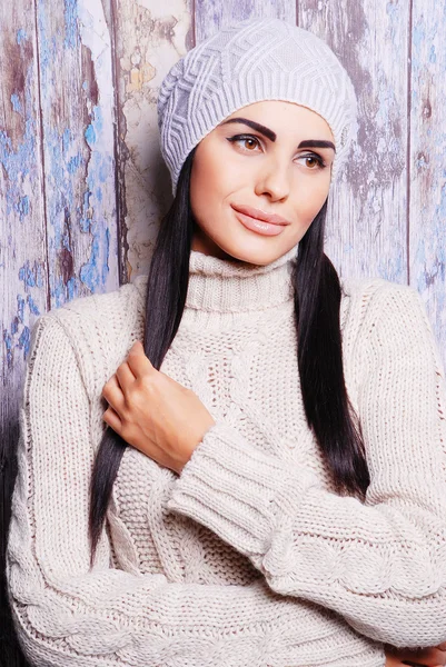 Pretty brunette woman in warm hat — Stock Photo, Image