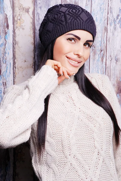 Hübsche brünette Frau mit warmem Hut — Stockfoto