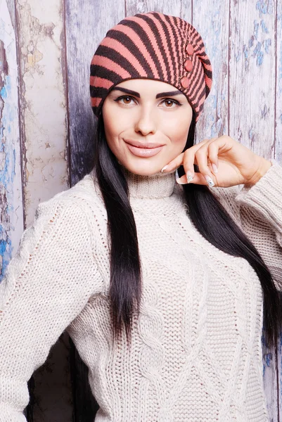 Bella donna bruna in cappello caldo — Foto Stock