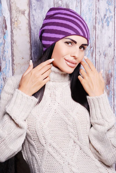 Bella donna bruna in cappello caldo — Foto Stock