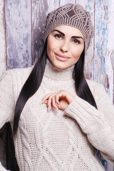 Hübsche brünette Frau mit warmem Hut — Stockfoto