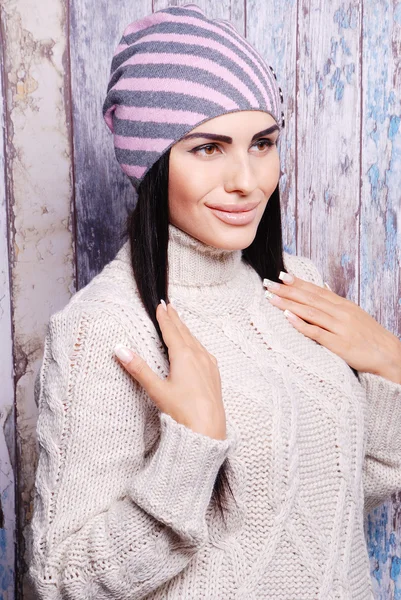 Pretty brunette woman in warm hat — Stock Photo, Image