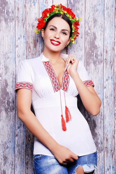 Belle femme en vêtements traditionnels ukrainiens — Photo