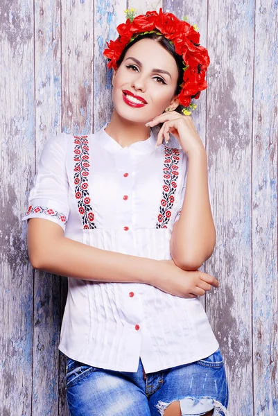 Bella donna in abiti tradizionali ucraini — Foto Stock