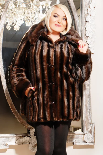 Donna bionda in pelliccia — Foto Stock