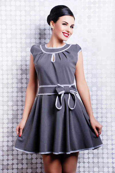 エレガントなドレスを着た美しいブルネット女性 — ストック写真
