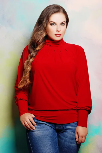 Plus size kvinna i trendiga kläder — Stockfoto