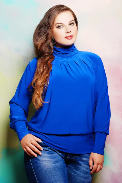 Plus size kvinna i trendiga kläder — Stockfoto