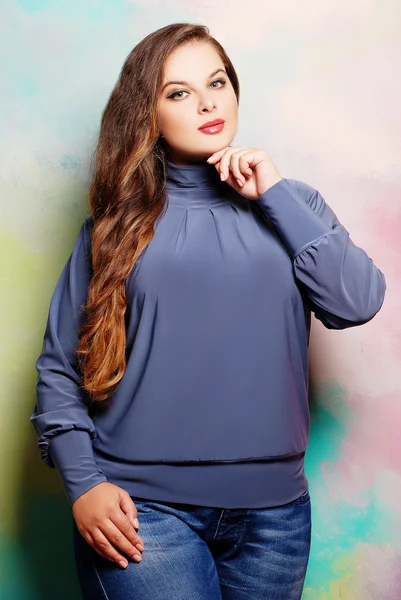 Plus Size Frau in trendiger Kleidung — Stockfoto