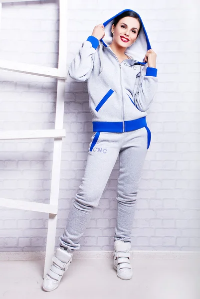 Vacker kvinna i sportig hoodie — Stockfoto