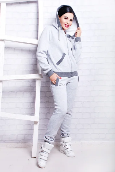 Mooie vrouw in sportieve hoodie — Stockfoto