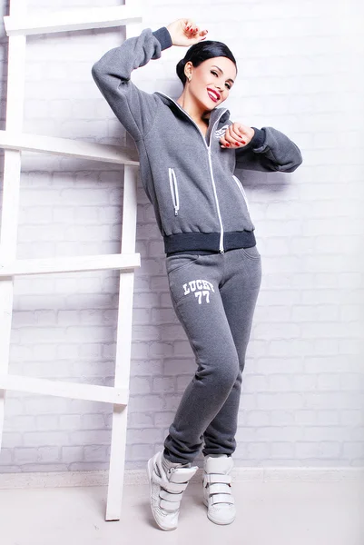 Mooie vrouw in sportieve hoodie — Stockfoto