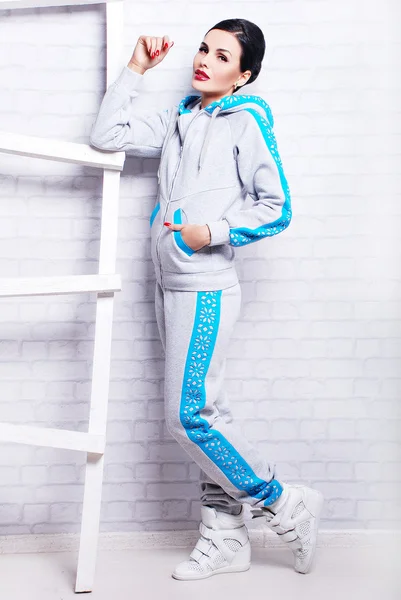 Mooie vrouw in sportieve hoodie — Stockfoto