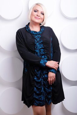 Artı boyutu kadın şık giysiler içinde