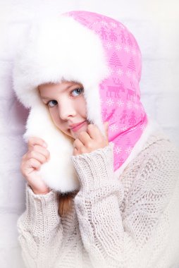 Sıcak kış şapkalı gülümseyen kız