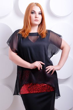 Artı boyutu kadın moda giysiler içinde