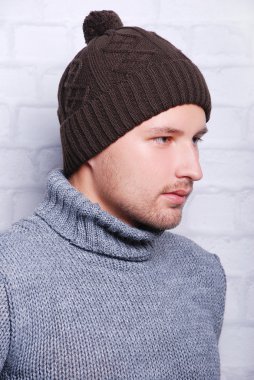 yakışıklı adam kış şapka