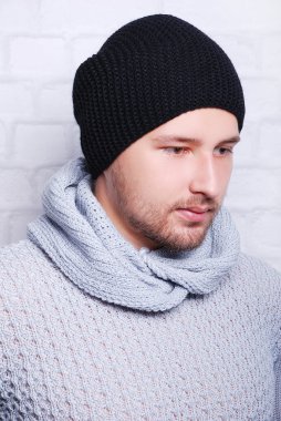 yakışıklı adam kış şapka