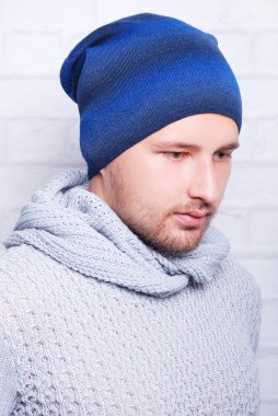yakışıklı adam kış şapka
