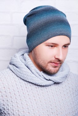 yakışıklı adam kış şapka