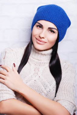 Sıcak şapkalı güzel kadın