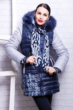 kış ceket kürk ile esmer kadın