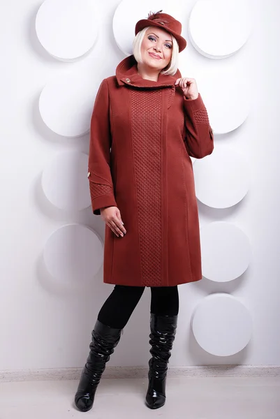 Mujer rubia en abrigo de invierno — Foto de Stock