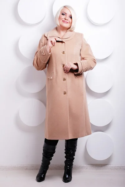 Femme blonde en manteau d'hiver — Photo