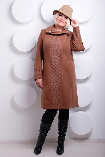 Donna bionda in cappotto invernale — Foto Stock