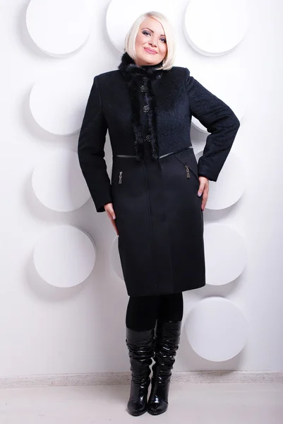 Mujer rubia en abrigo de invierno — Foto de Stock