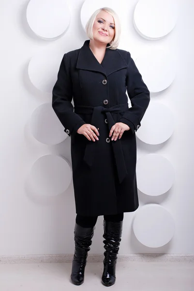 Mulher loira no casaco de inverno — Fotografia de Stock